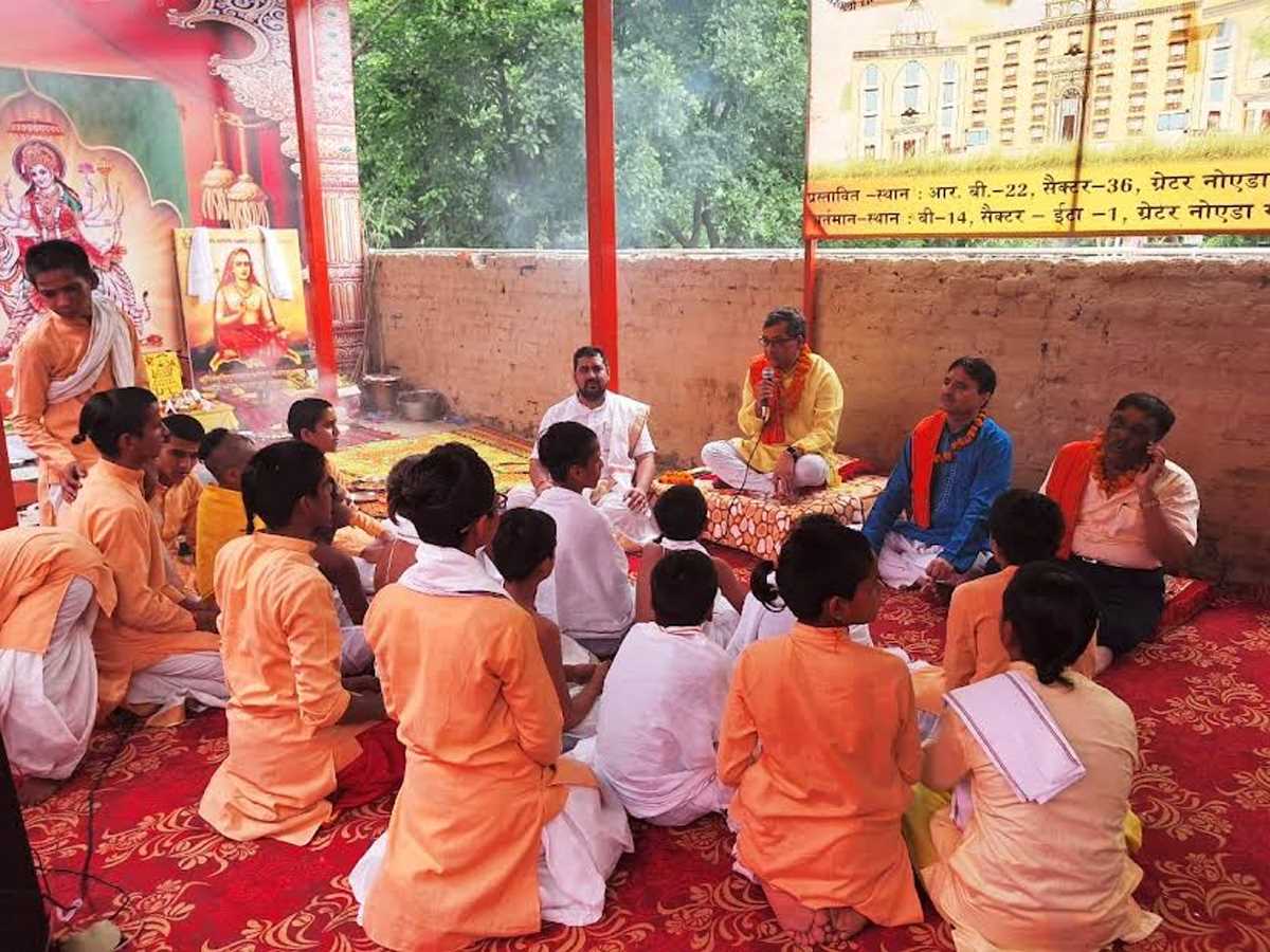 गुरु पूर्णिमा पर गुरुकुल में बटुकों ने गुरु को सत्य के मार्ग के लिए किया प्रेरित